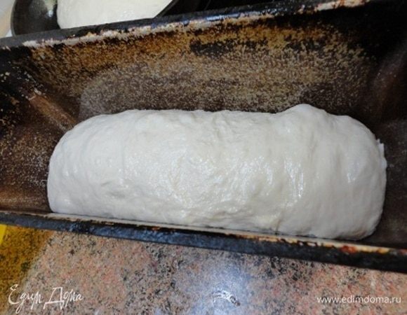 Для прямоугольной формы тесто завернуть рулетом и также выложить швом вниз. Булкам дать расстояться и выпекать с паром при температуре 220–230°C 40 минут, до золотистого цвета.