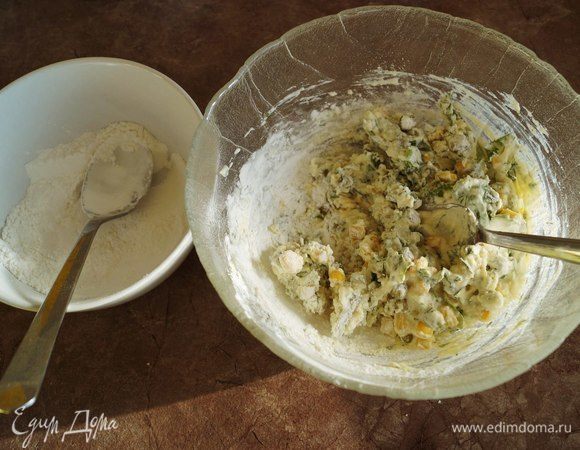 По столовой ложке добавлять муку и каждый раз аккуратно перемешивать, чтобы не деформировать горошек.