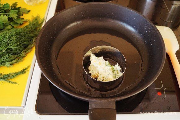 Нагреть сковороду с маслом на среднем огне, положить кольцо для формовки и внутрь уложить 1 ст. л. смеси. Если нет кольца, вы можете сформировать оладушки влажными руками и придавить. Толщина около 0,5 см.
