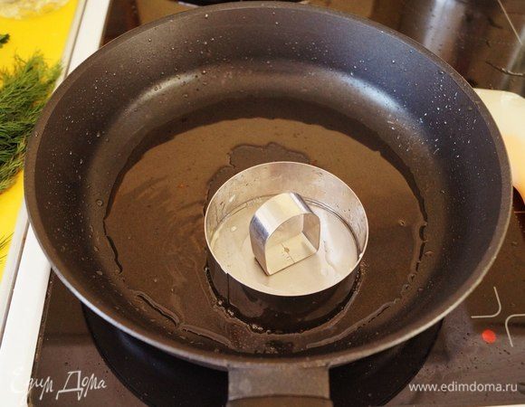 Сверху накрываем прессом и снимаем кольцо. Делать это нужно быстро, так как кольцо быстро нагревается.