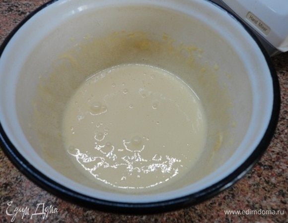 2 желтка взбить с сахаром добела.