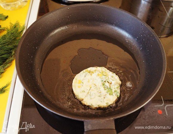 Заполнить всю сковороду таким образом и обжаривать на среднем огне под крышкой с каждой стороны по 1,5–2 минуты. Следите за своей сковородой, так как мощность у всех плит разная.