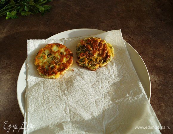 Готовые оладушки выкладываем на бумажные полотенца.