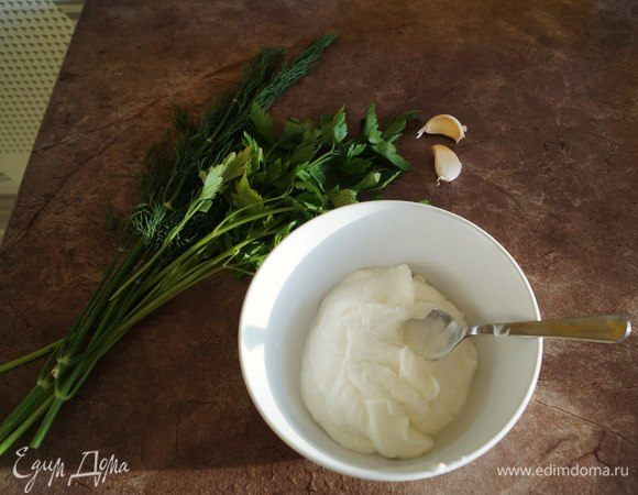 Готовим соус. Промыть зелень. Почистить чеснок.