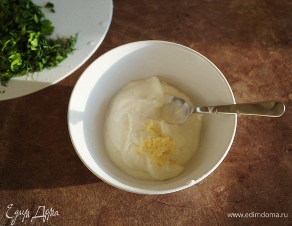 Чеснок выдавить в сметану и перемешать.