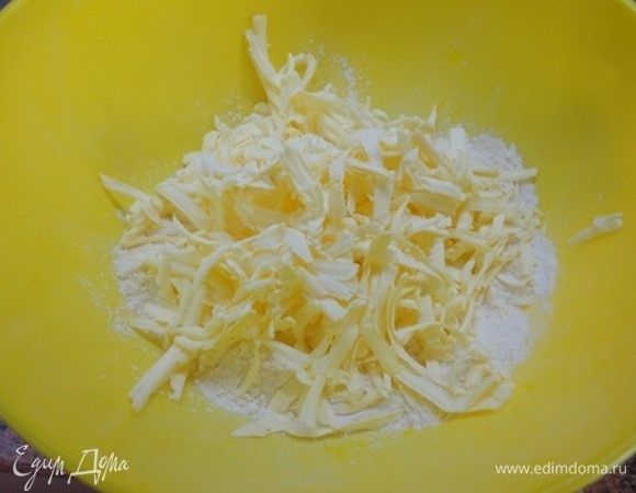 Муку смешать с разрыхлителем и натереть холодное масло. Руками растереть в крошку.