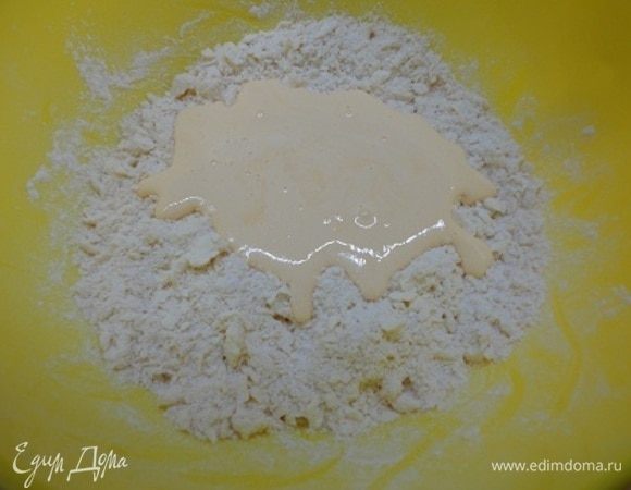Смешать масляную крошку с яичным желтком и замесить тесто.