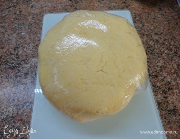 Завернуть в пищевую пленку и поместить в холодильник на 30 минут.