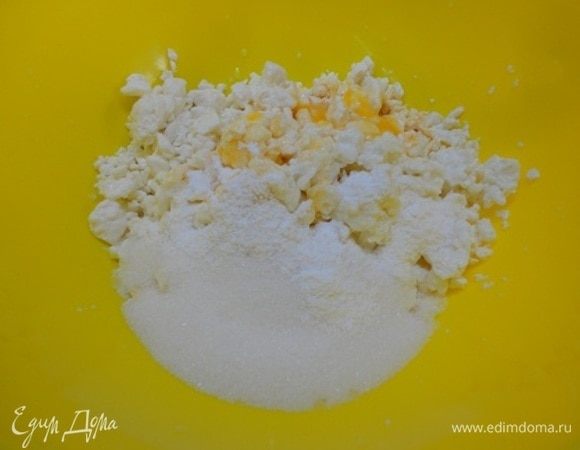 В это время к творогу добавить сахар, ванильный сахар, 3 яичных желтка и пробить погружным блендером (у меня творог был зерненый).