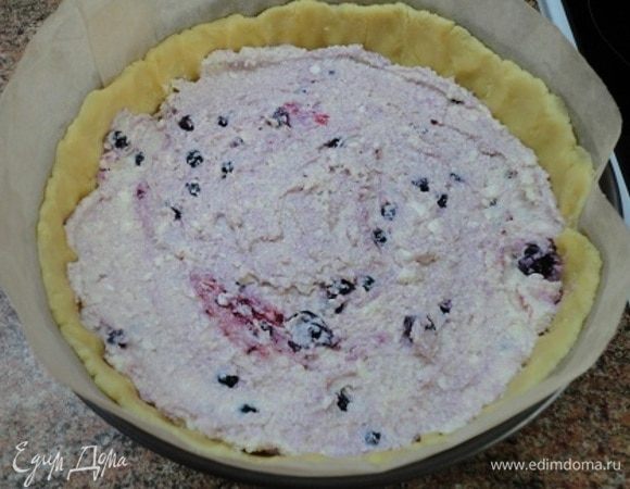 Уложите на тесто слой творожной начинки и запекайте в духовке, разогретой до 180°C, 30 минут.