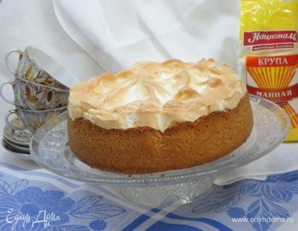 Белки взбить с сахарной пудрой в крепкую пену. Нанести белковый слой на пирог и запекать еще 10 минут. Духовку выключить и пирог оставить в духовке еще на 10–15 минут.