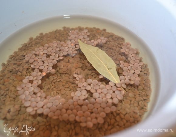 Чечевицу (у меня красная) ТМ «Националь» заливаем холодной водой в пропорции 1:2, кладем лавровый листик и варим минут 20 до готовности.