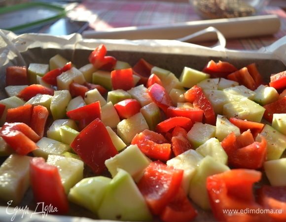 Займемся овощами. Я рекомендую это делать, пока варим чечевицу. Режем молодой кабачок и сладкий болгарский перец кубиком. Где-то 2 × 2 см. Смазать противень оливковым маслом, выложить овощи. Посолить их, поперчить и сбрызнуть оливковым маслом. Выпекать овощи в духовке 20 минут при 180 °C.