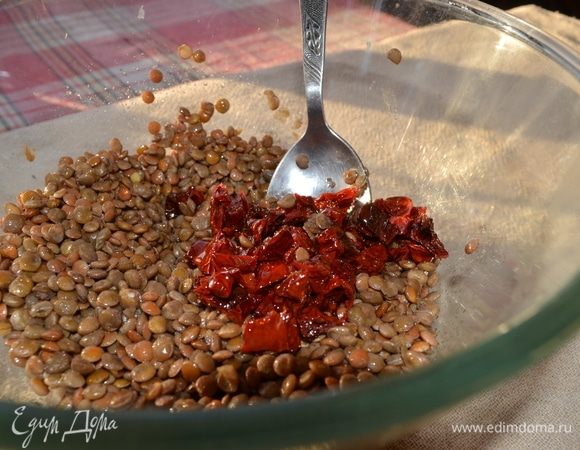 Пока овощи запекаются, распространяя потрясающий аромат, займемся вялеными помидорами. Нарежем их чуть меньше, чем овощи, и добавим к чечевице.