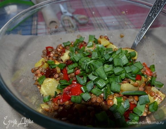 Добавим свежий зеленый лук. Перемешаем, попробуем. Если не хватает приправ,  приправим. Обязательно в конце сбрызнуть лимонным соком.