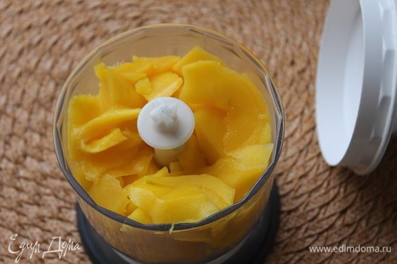 Используя блендер, из мякоти сделайте манговое пюре. Можно отложить несколько кусочков, не пюрируя, чтобы добавить потом в мороженое.