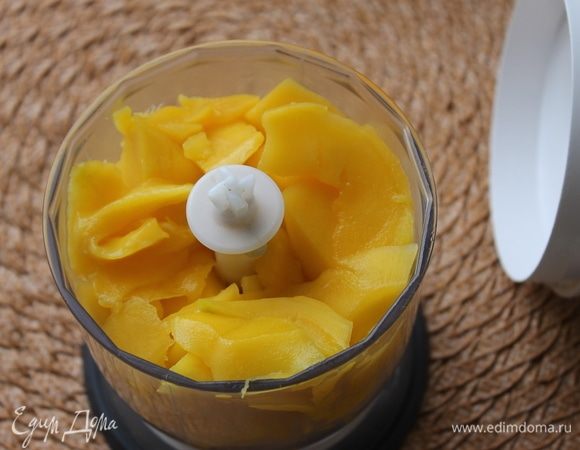 Используя блендер, из мякоти сделайте манговое пюре. Можно отложить несколько кусочков, не пюрируя, чтобы добавить потом в мороженое.