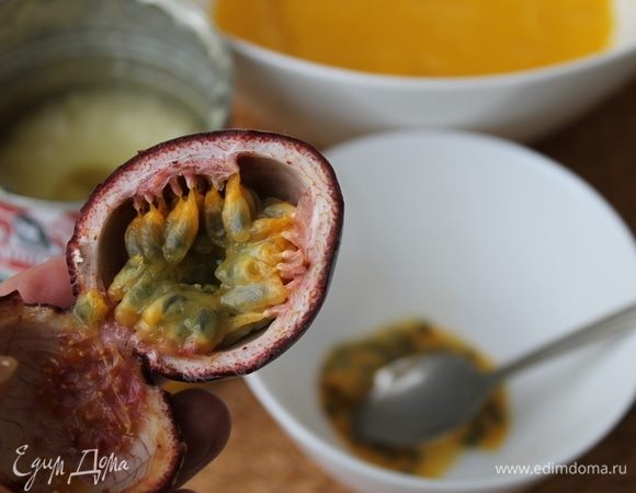 Маракуйю разрежьте пополам и выскоблите всю мякоть.