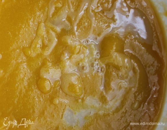 В чаше соедините манговое пюре, сок маракуйи и лимонный сок.