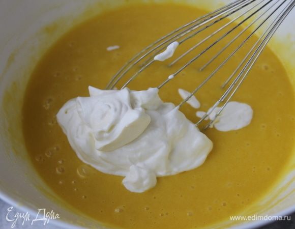 В охлажденное фруктовое пюре влейте остывший сливочный сироп, хорошо взбейте и аккуратно венчиком вмешайте оставшиеся сливки, предварительно взбив их до пиков.