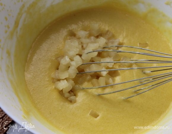 Отправьте нарезанные ананасы во фруктовую массу и аккуратно перемешайте.