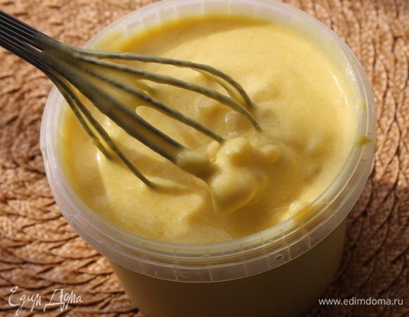 Если у вас нет мороженицы, тогда вам необходимо первые 3 часа доставать каждые 30 минут мороженое и перемешивать венчиком. Это необходимо делать, чтобы оно обрело нежную структуру без кристаллов льда.