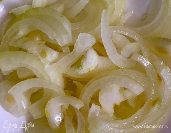 Одну небольшую белую луковицу почистить, порезать полукольцами и замариновать в уксусе минут на 10.