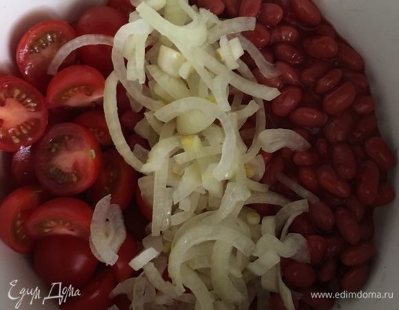 Итак, в миске соединяем красную фасоль вместе с томатным соусом, половинки помидорок черри и немного отжатый лук.
