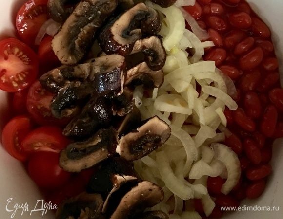 Шляпки шампиньонов гриль я порезала вдоль. Добавляем их к остальным ингредиентам и перемешиваем. Струйка оливкового масла и щепотка прованских трав в качестве заправки.