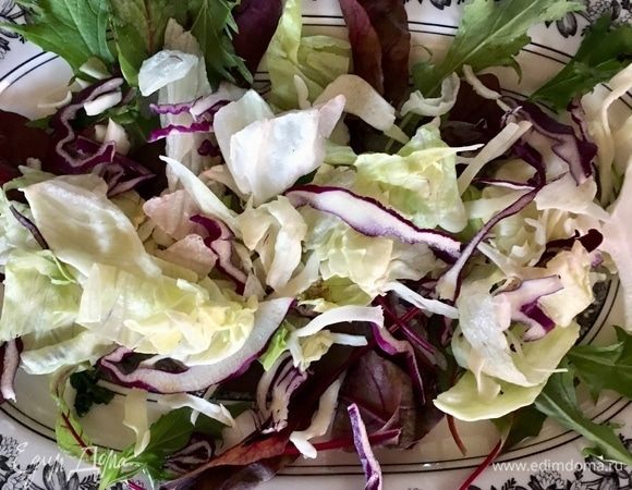 На плоскую тарелку, на которой подаем салат, щедрая горсть салатного микса. У меня в этот раз смесь красной и белокочанной капусты, немного мангольда и рукколы.