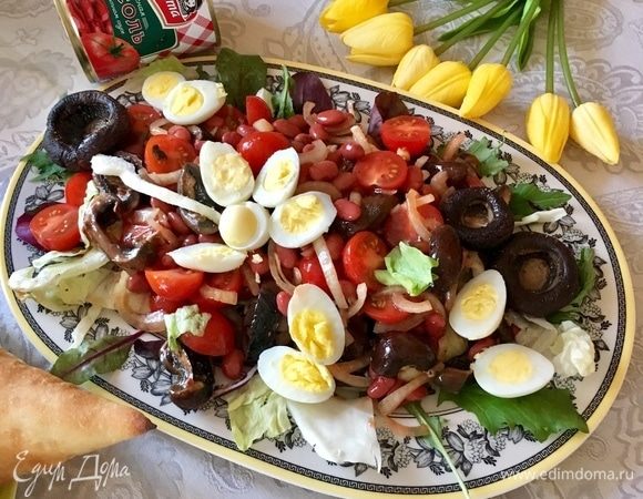 Выкладываем горкой заправленный салат, а сверху украшаем половинками перепелиных яичек. Мне кажется, абсолютно весенний салат и яркая цветочная композиция получилась на тарелке и столе в солнечный выходной майский день.