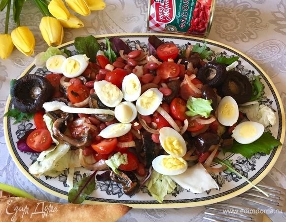 Как я бегаю вокруг салата и пытаюсь найти нужный ракурс, никто уже не может смотреть :) Все хотят жареного мяса и скорее попробовать как аккомпанемент к мясу на гриле вот этот яркий, аппетитный, насыщенный салат! Попробуйте и вы, вам должно понравиться! Приятного аппетита!