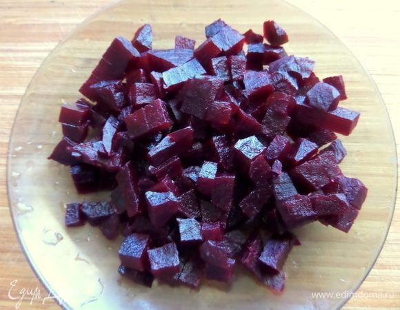 Небольшие свеклинки запечь в фольге в духовке час, нарезать мелким кубиком.