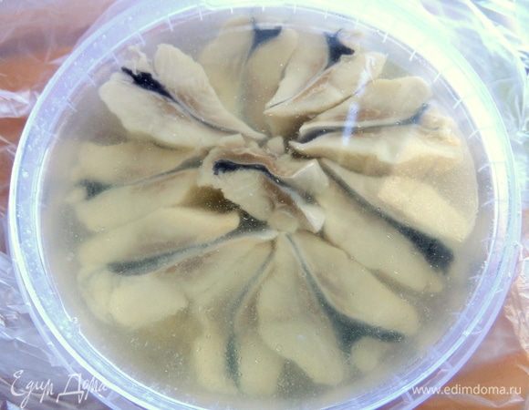 Селедку помариновать в масле с лимоном. У меня уже маринованная, поэтому не стала.