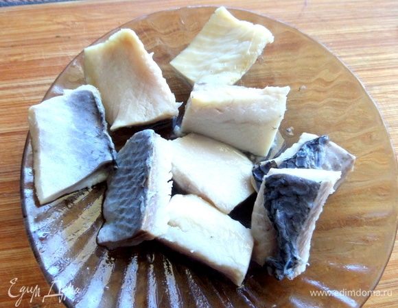 Отделить от кожицы, нарезать кусочками.