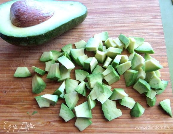 Авокадо средней мягкости нарезать тоже кусочками.