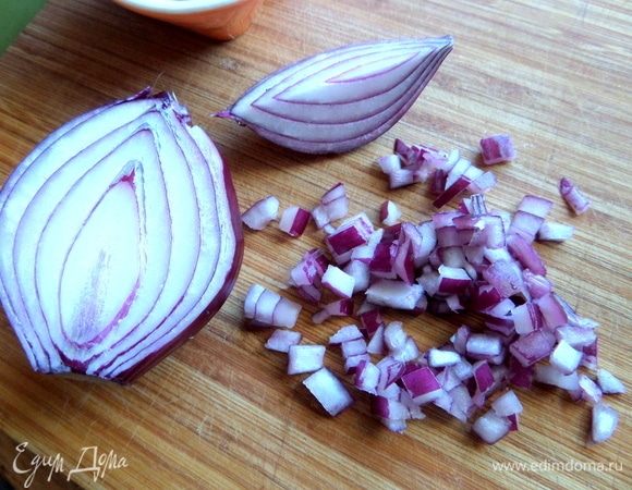 Немного красного лука измельчить.