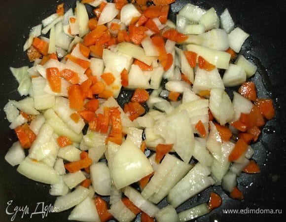 Лук и морковь очищаем. Некрупно нарезаем. В сотейнике разогреваем растительное масло и обжариваем овощи 2–3 минуты.