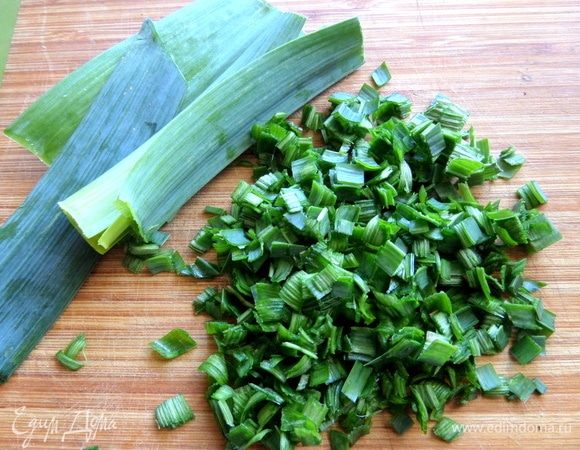 Из зелени был порей (в оригинале укроп), нарезать мелко.