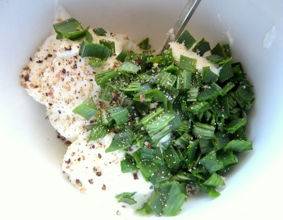 Смешать с зеленью и специями.