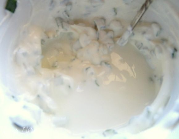 Мне пришлось разбавить кефиром для текстуры соуса.