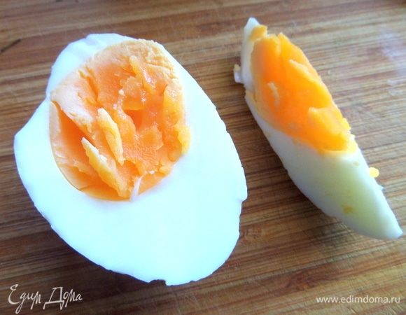 Отварить яйца крупные, варила 5 минут. На самом деле хватит одного.