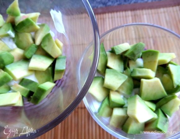 Ломтики авокадо.