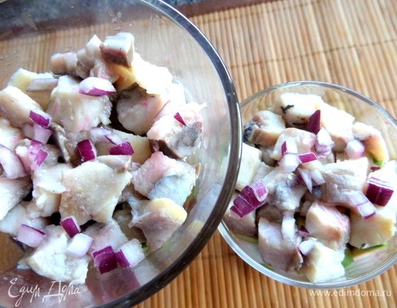 Селедочка и чуть красный лук буквально по щепотке.