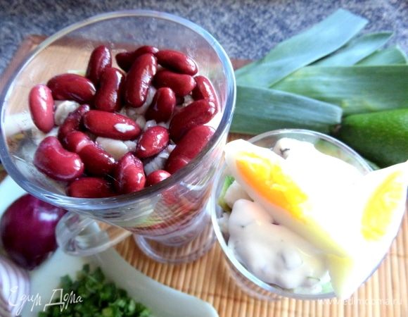 В длинный бокал вошел еще слой фасоли.