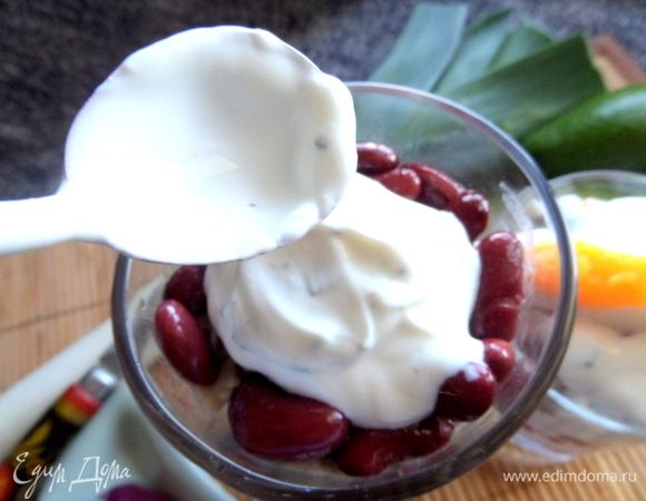 Закрыть верх соусом. Хотела показать ложку с длинной ручкой, так удобнее промазывать соус в длинном бокале. А вообще, собираюсь купить ложечки чайные с длинной ручкой для кружек, иначе ложки обычные утопают чуть.