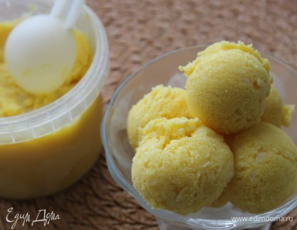 Через 10–12 часов мороженое стабилизируется. Перед тем, как подавать его, необходимо немного согреть. Достаньте емкость с мороженым из морозильной камеры и оставьте на столе согреться в течение 15 минут.