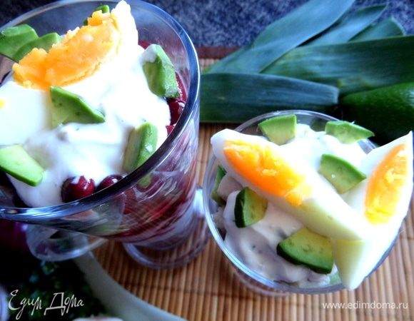 Верх украшаем яичными дольками и кусочками авокадо.