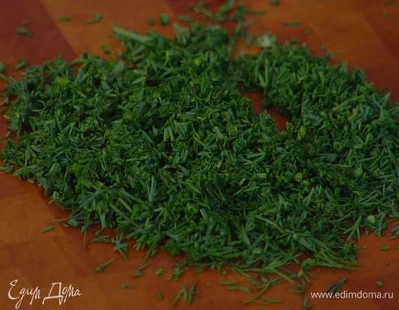 Маленький пучок укропа мелко порубить.