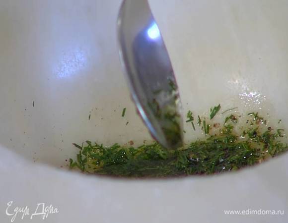 Приготовить пряную смесь: горошины черного перца измельчить в ступке, затем добавить 1/4 ч. ложки морской соли, 1 ст. ложку оливкового масла и половину измельченного укропа, все перемешать.